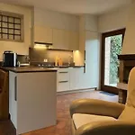In Carlotte Mit Eigenem Garten By Interhome Сasa de vacaciones Lazise